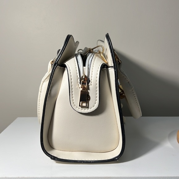 Elegant Floral Embroidered Handbag - Picture 6 of 6